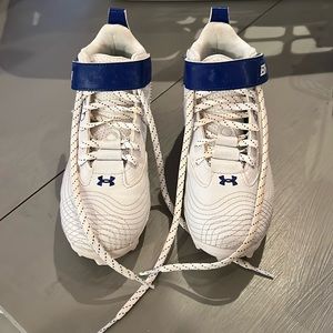 Boys size 2 Under Armour Baseball Cleats ⚾️